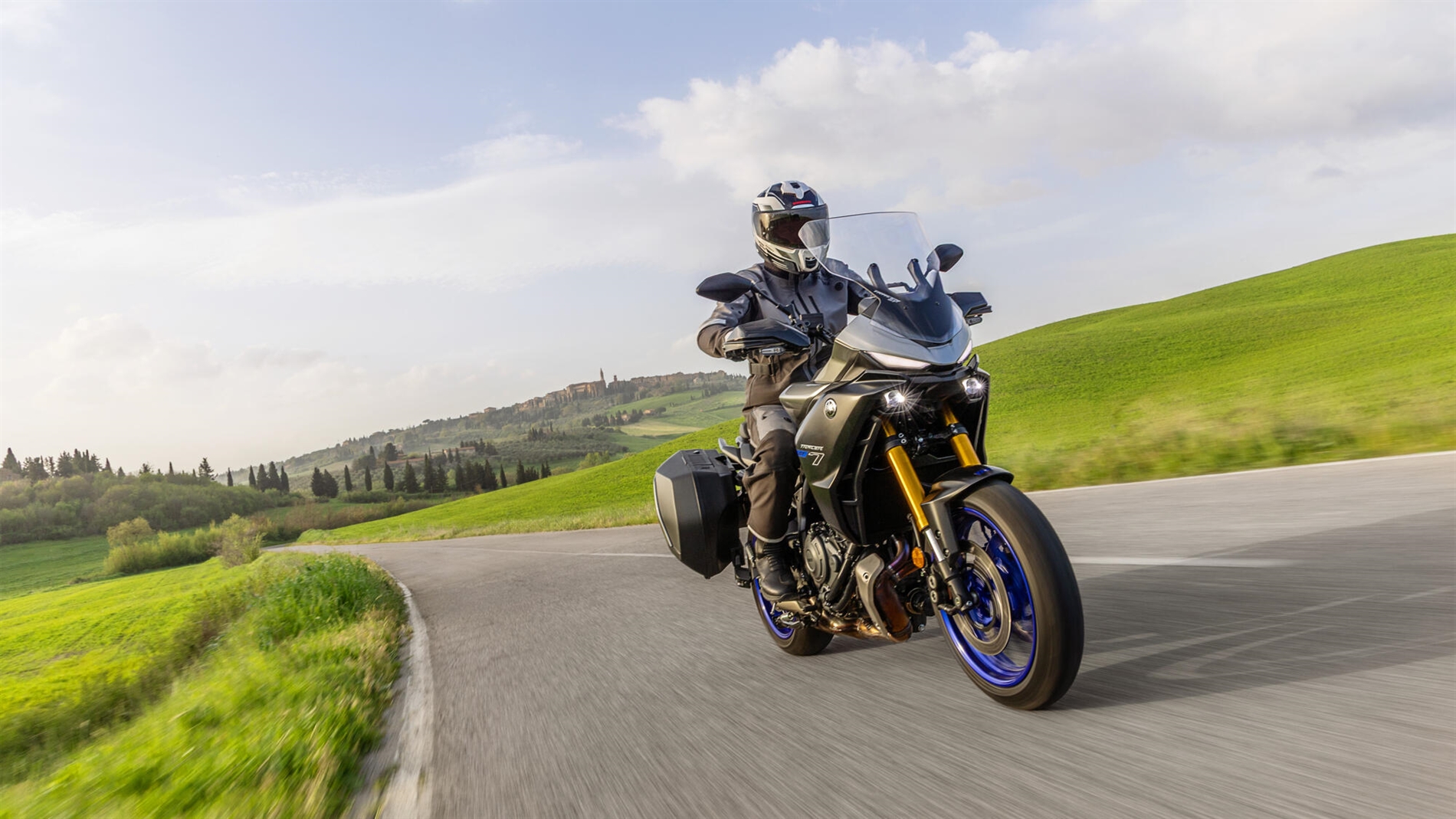 2025-Yamaha-MT07TRGT-EU-Icon_Performance-Action-001-03