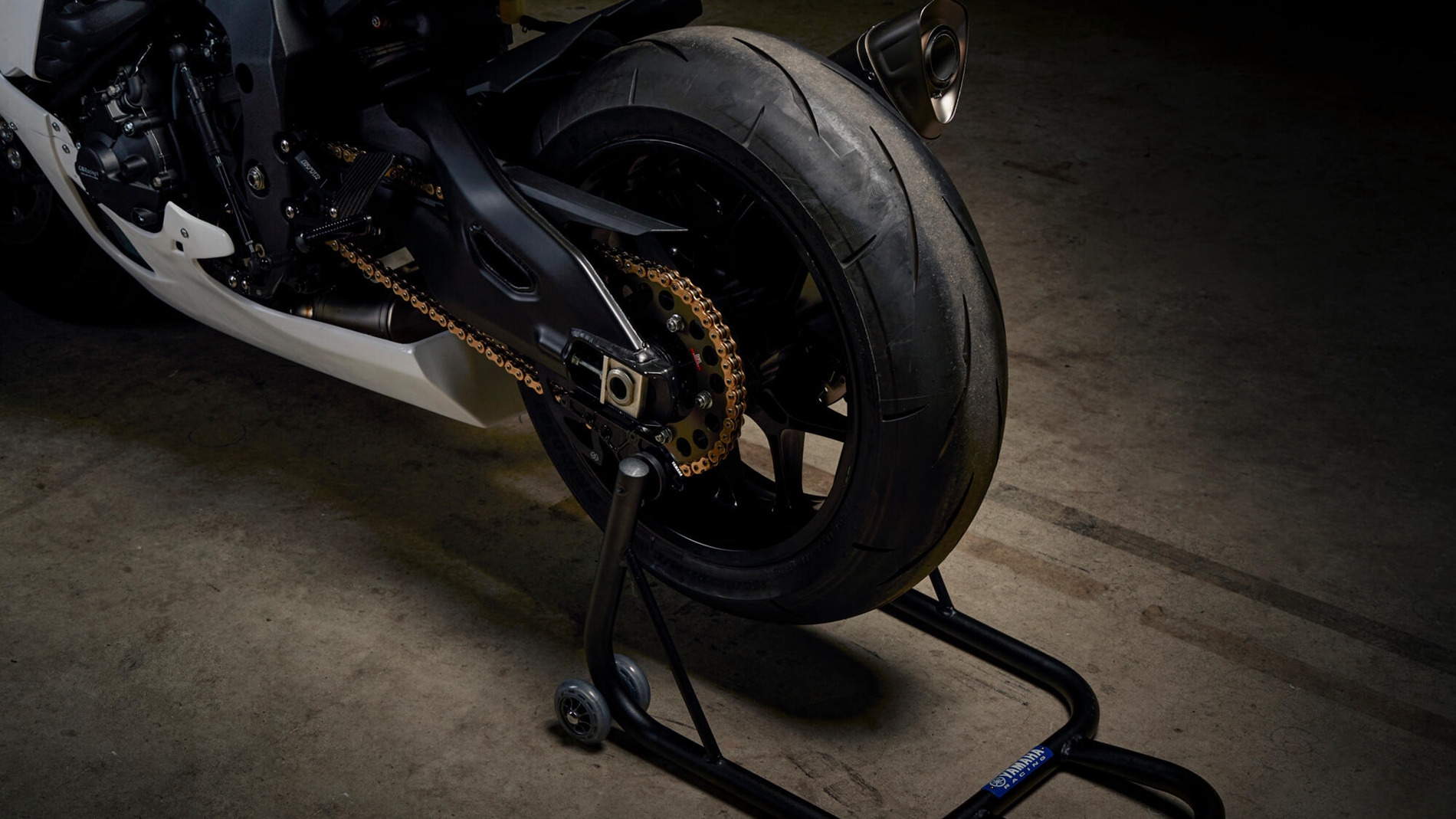 2023-Yamaha-YZF1000R1GYTR-EU-Detail-004-03