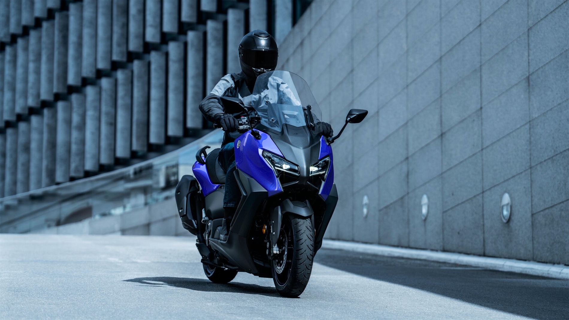 2026-Yamaha-XP500A-EU-Icon_Blue-Action-012-03