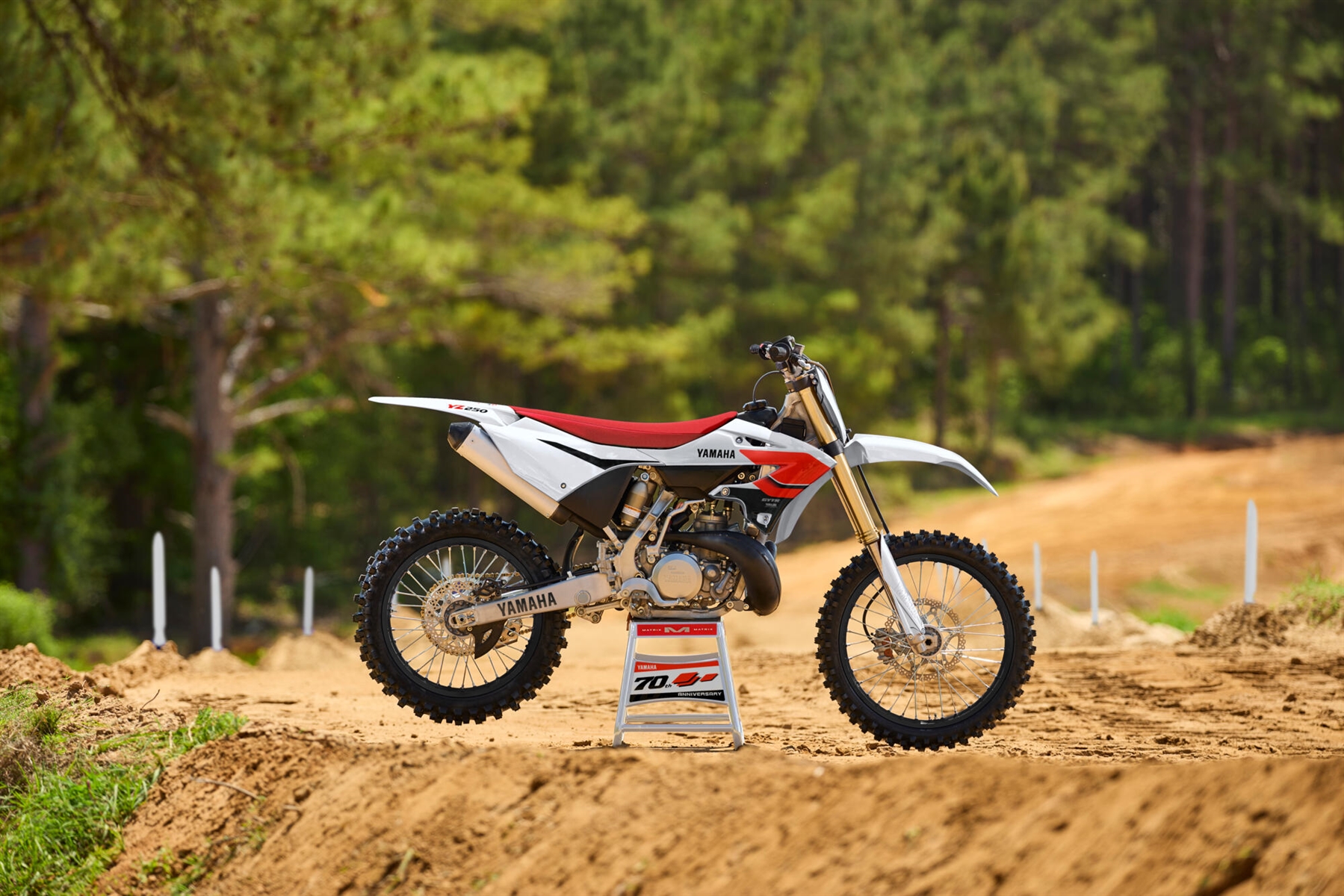 2026-Yamaha-YZ250LCSV-EU-Anniversary_White-Static-002-03