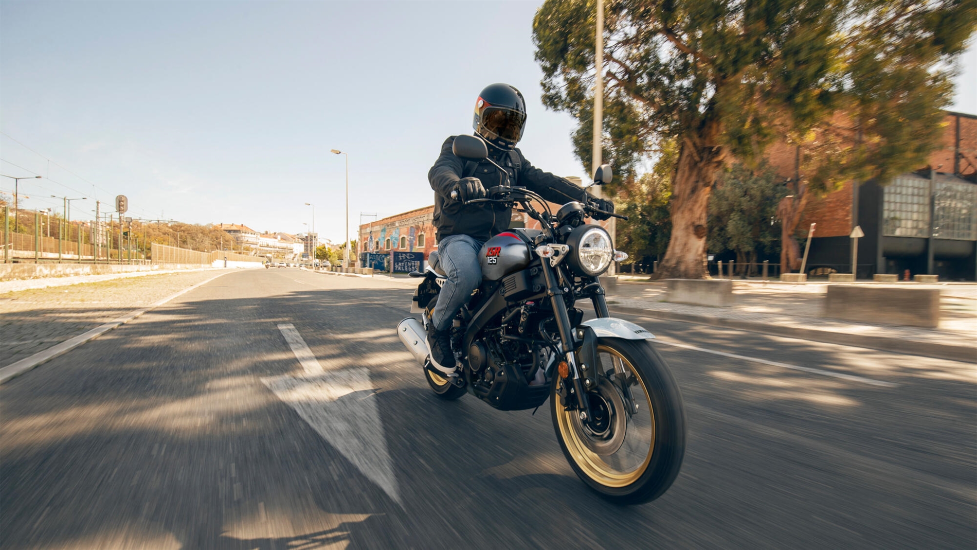 2025-Yamaha-XS125SV-EU-Legend_Silver-Action-001-03