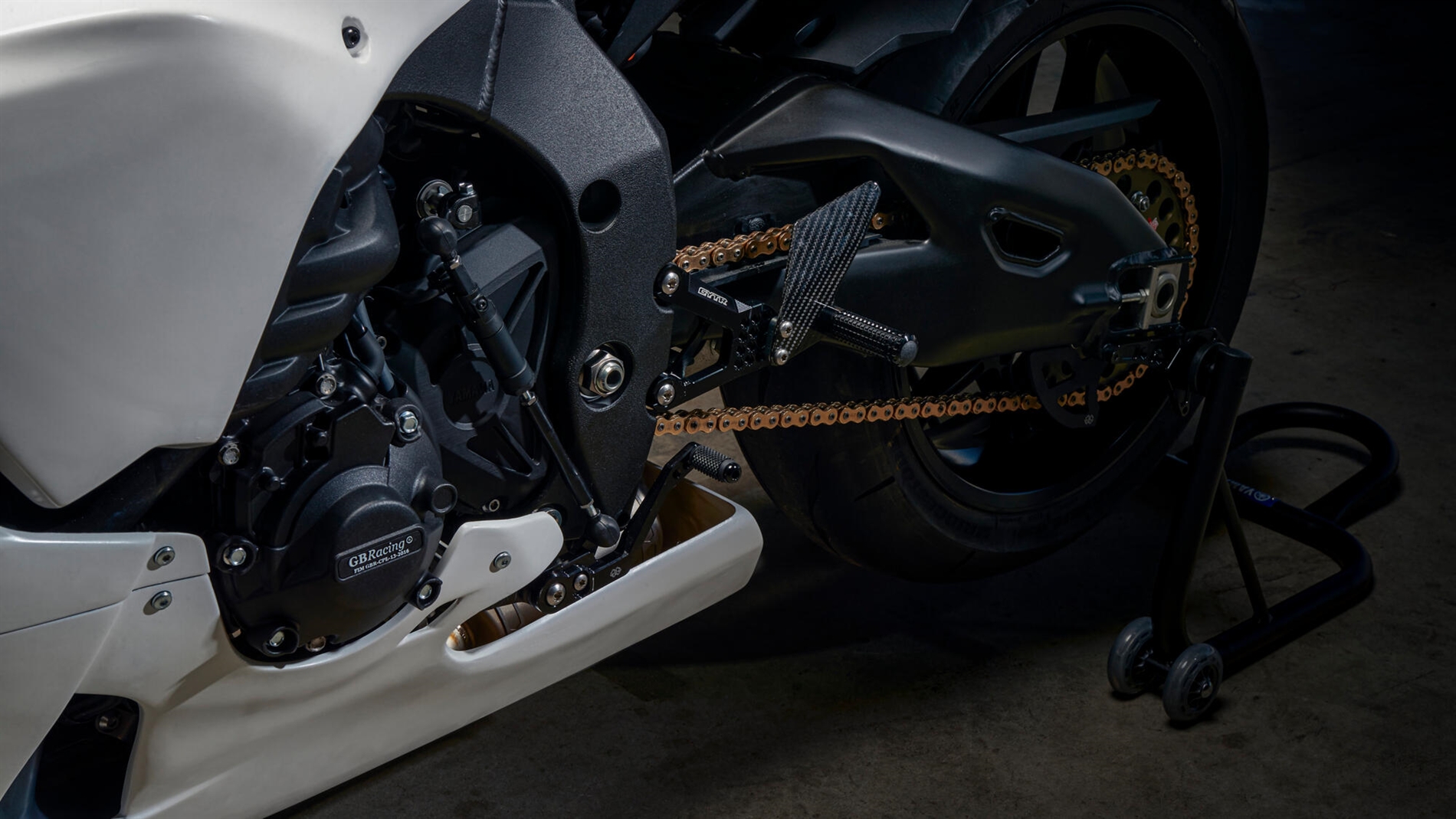 2023-Yamaha-YZF1000R1GYTR-EU-Detail-002-03