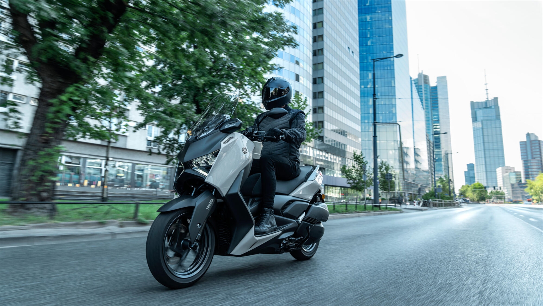 2025-Yamaha-XMAX300ASVH-EU-Ceramic_Grey-Action-002-03