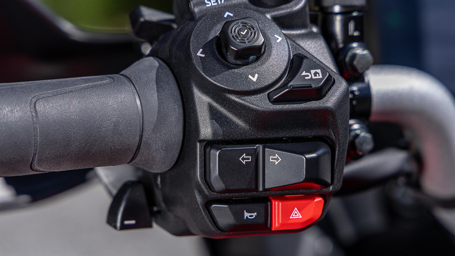 2025-Yamaha-MT09ATR-EU-Detail-002-03