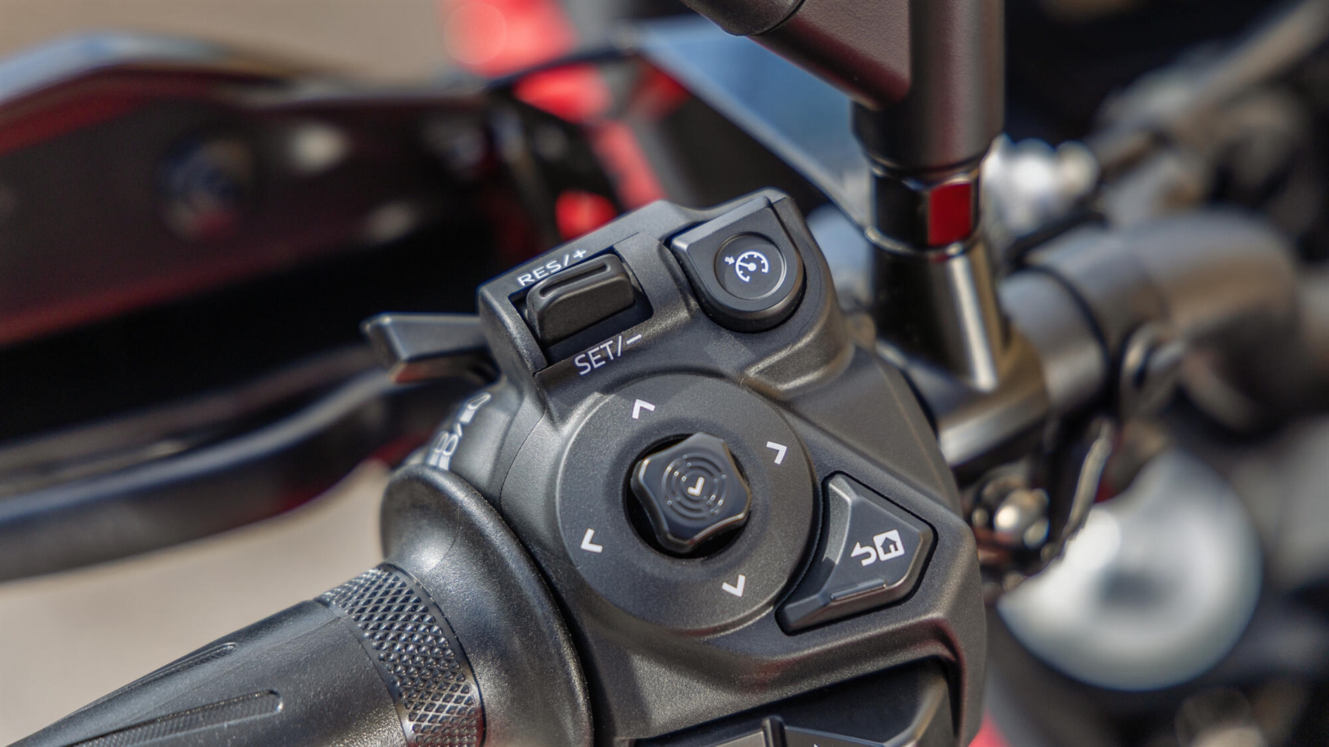2025-Yamaha-MT07TR-EU-NA-Detail-005-03