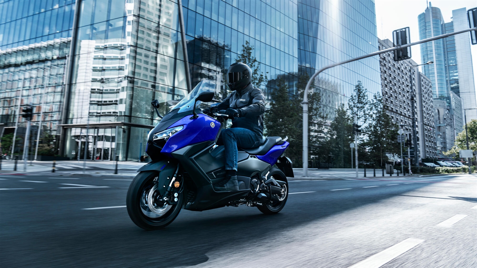 2026-Yamaha-XP500A-EU-Icon_Blue-Action-009-03