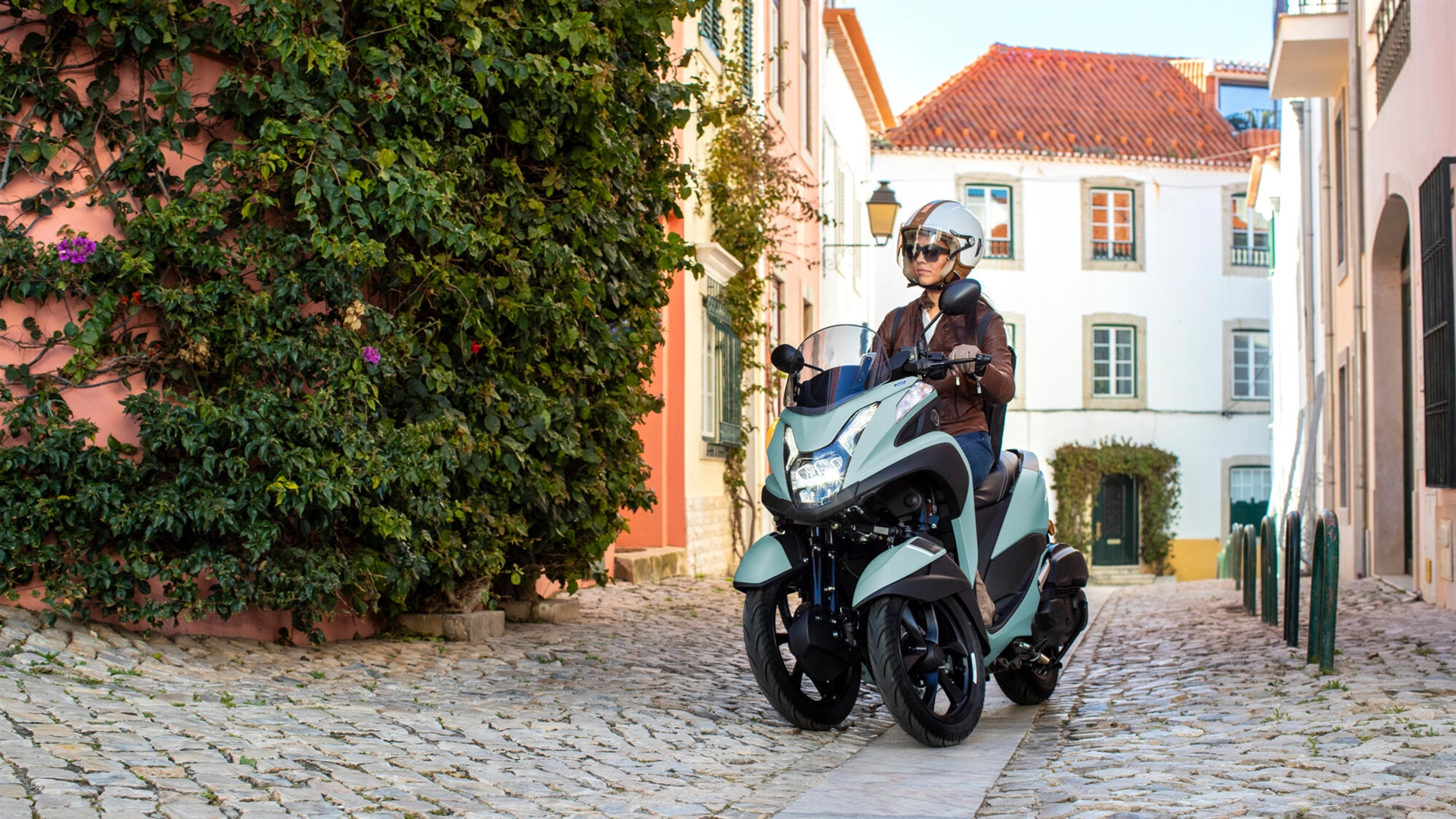 2024-Yamaha-MW125-EU-Zen_Green-Action-002-03