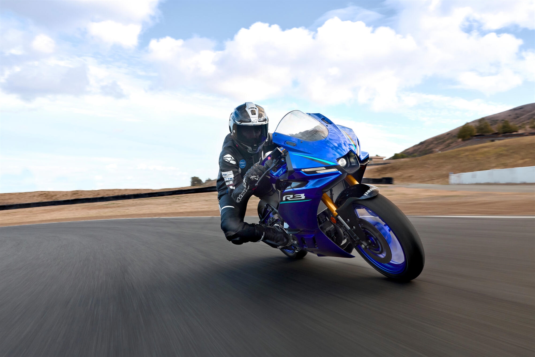 2026-Yamaha-YZFR320-EU-Icon_Blue-Action-001-03