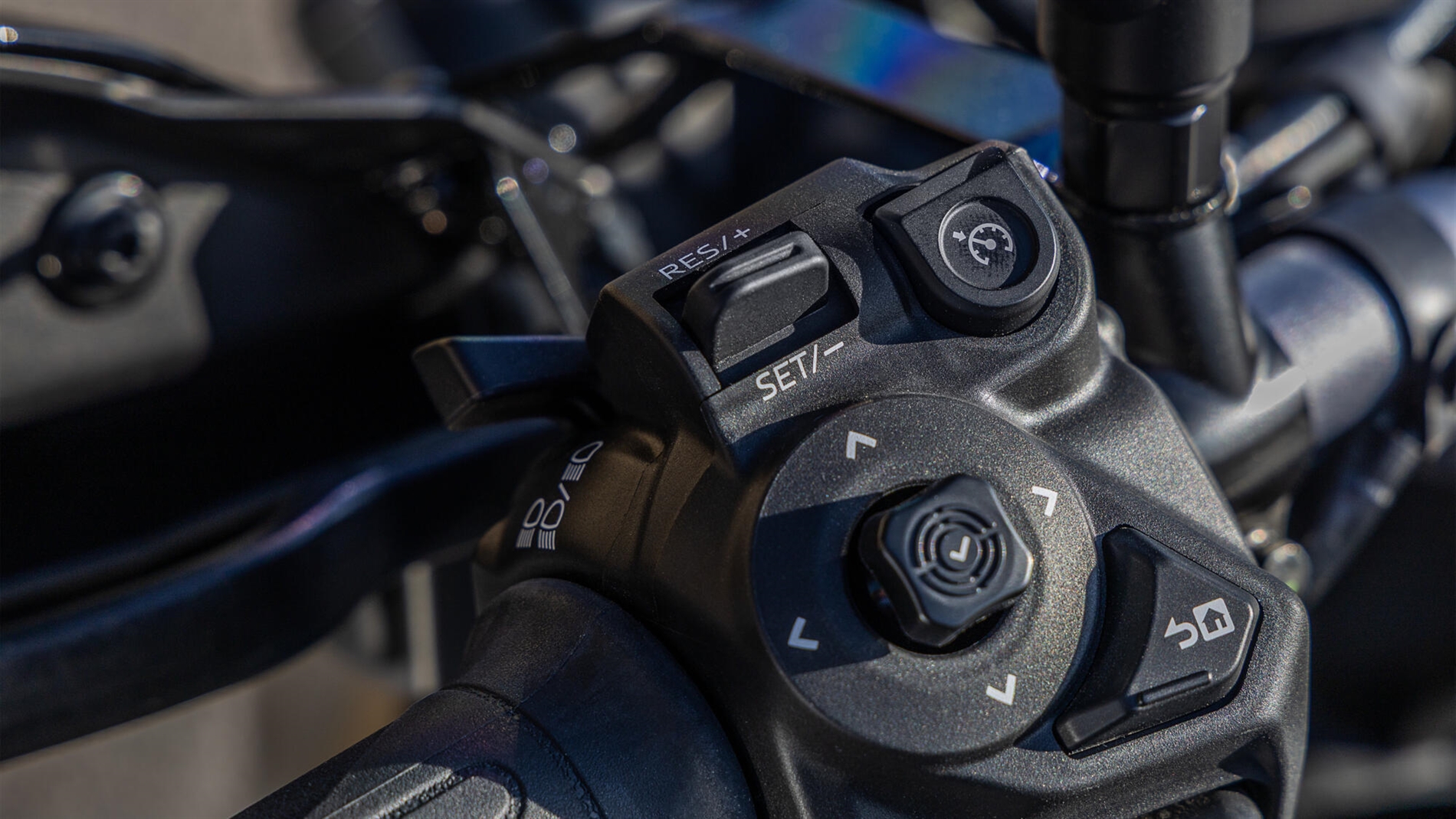 2025-Yamaha-MT07TRGT-EU-NA-Detail-004-03