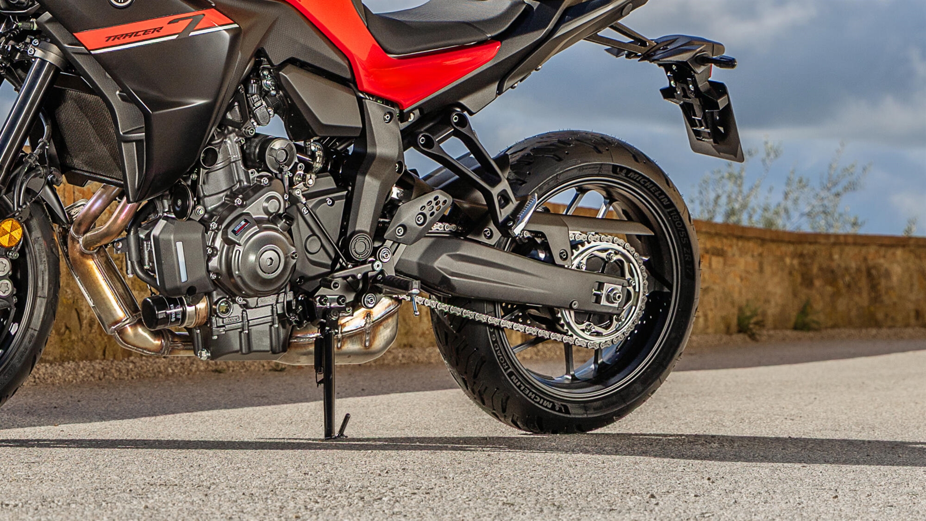 2025-Yamaha-MT07TR-EU-NA-Detail-005-03