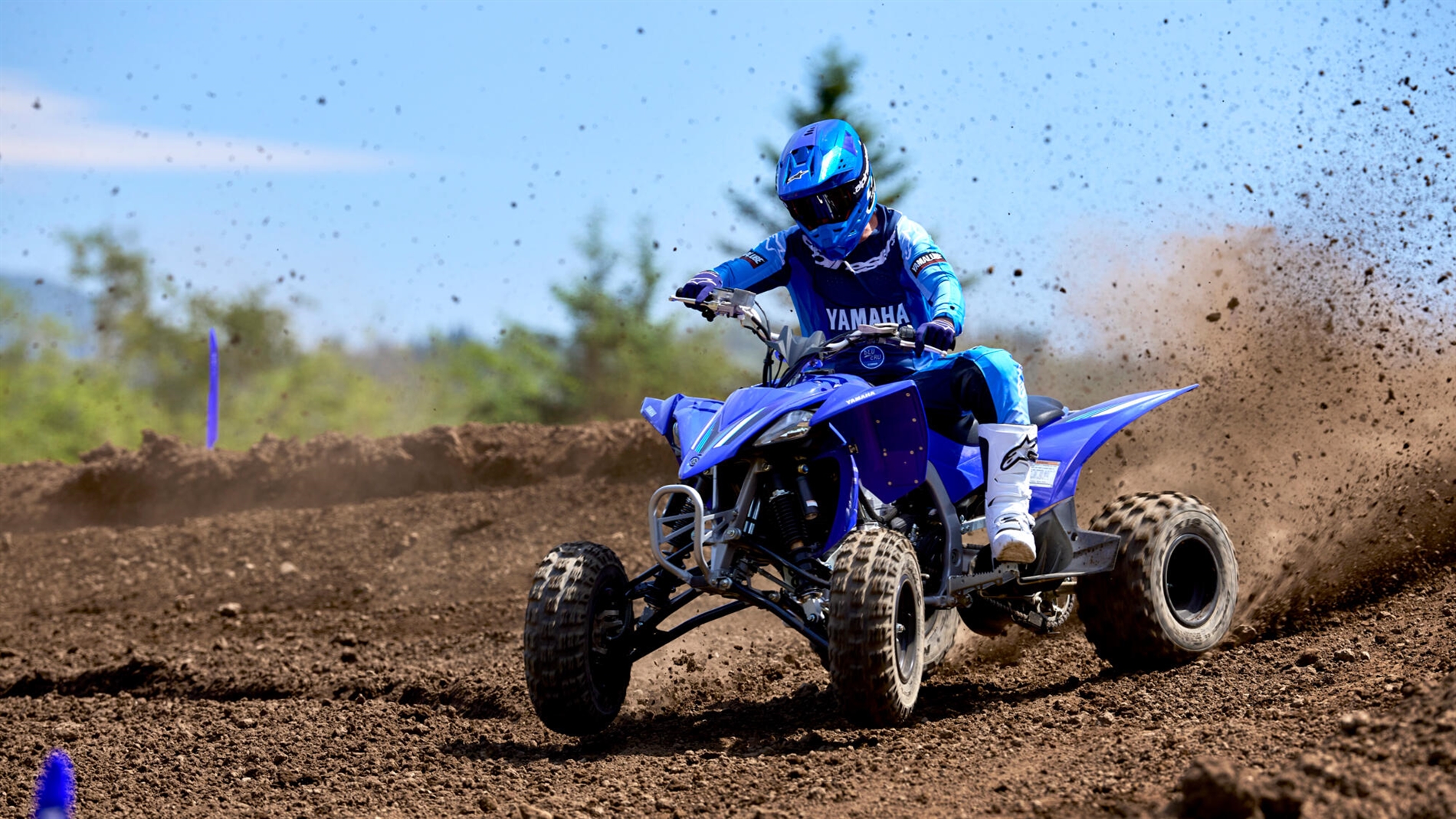 2025-Yamaha-YFZ450R-25-EU-Racing_Blue-Action-006-03