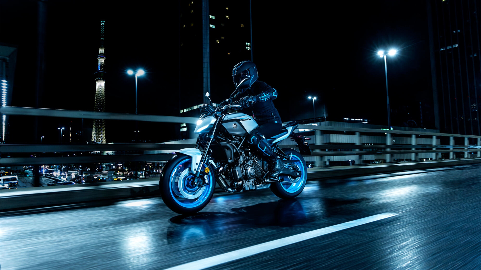 2025-Yamaha-MT07A-EU-Ice_Storm-Action-003-03