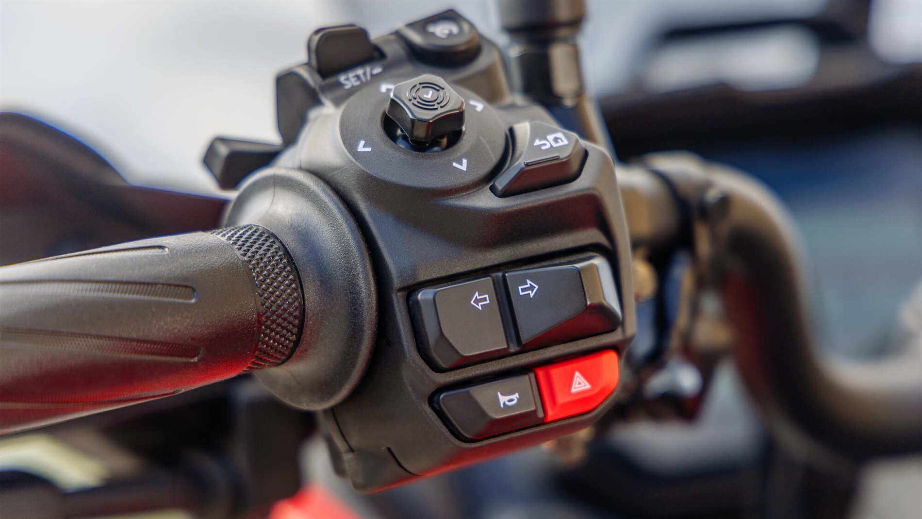 2025-Yamaha-MT07TR-EU-NA-Detail-008-03