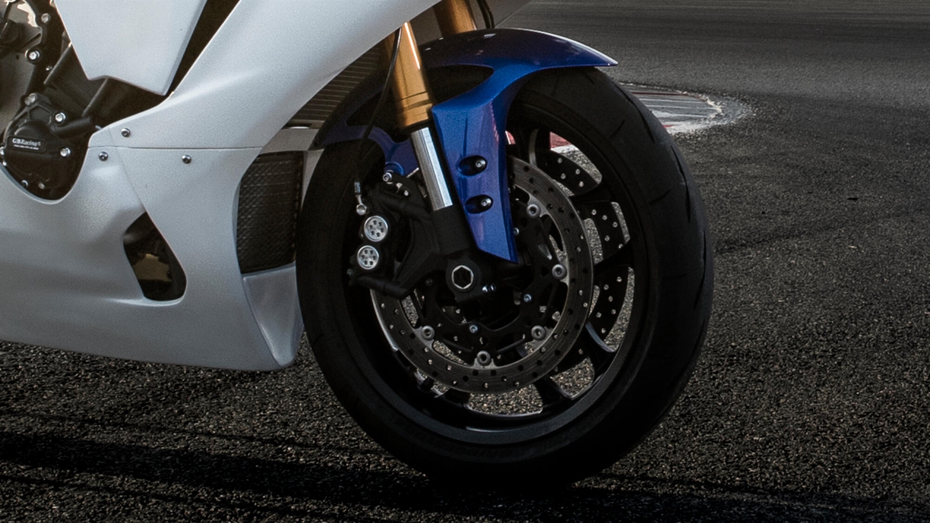2023-Yamaha-YZF1000R1GYTR-EU-Detail-008-03