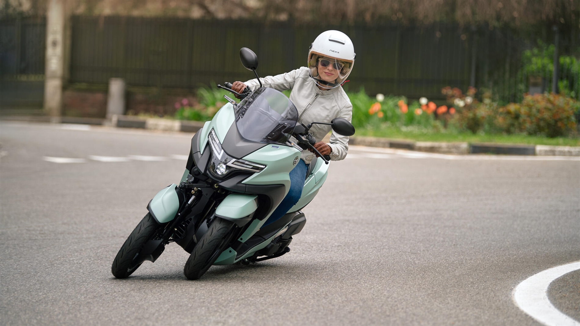 2025-Yamaha-LMW125YM-EU-Zen_Green-Action-004-03