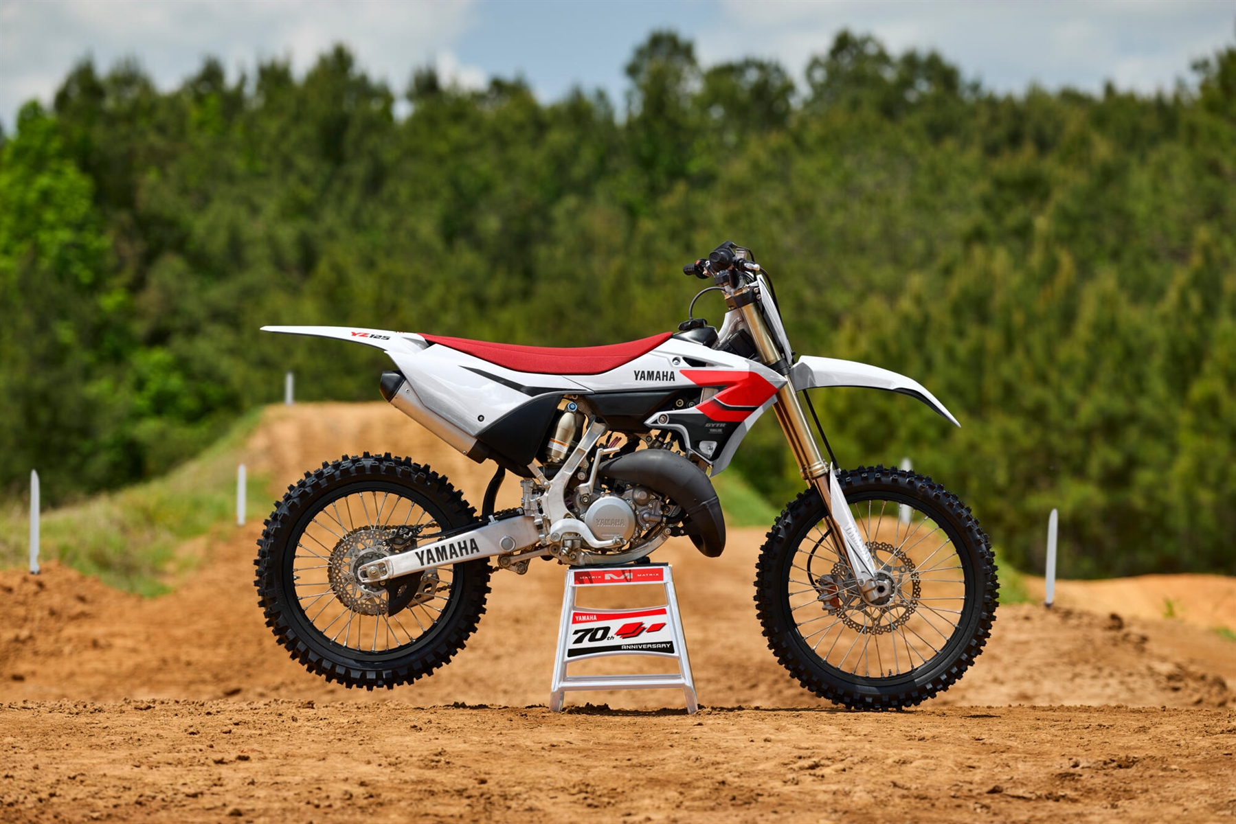 2026-Yamaha-YZ125LCSV-EU-Anniversary_White-Static-002-03