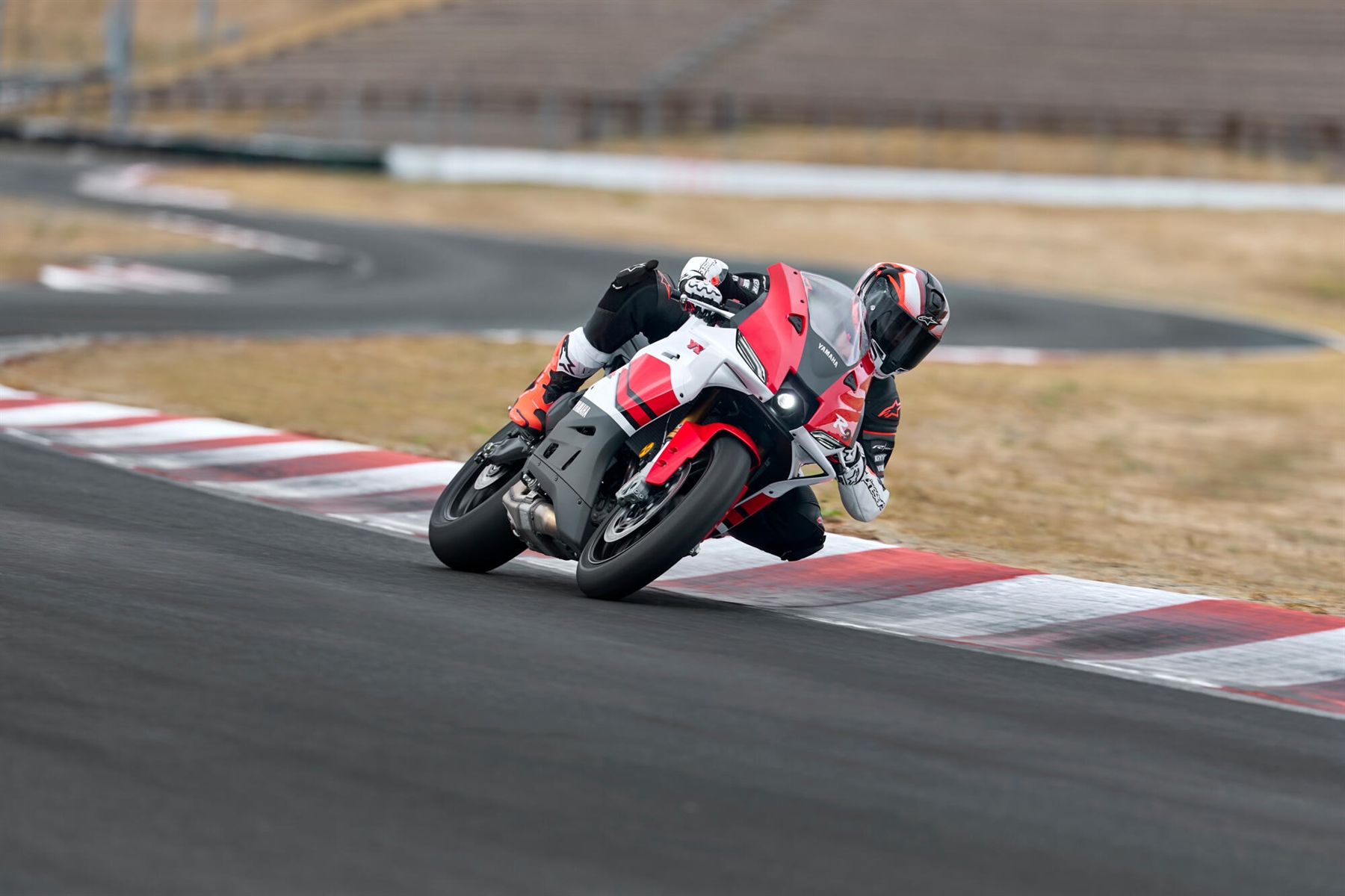 2026-Yamaha-YZF900R9-EU-Anniversary_White-Action-006-03