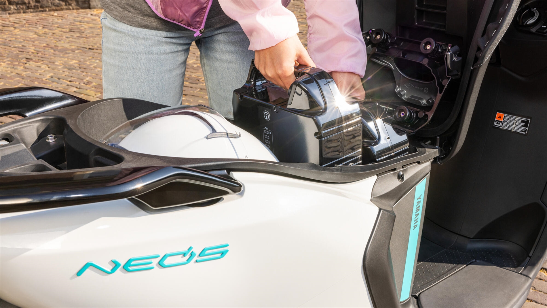 2023-Yamaha-EJE025DB-EU-Dual_Battery_Midnight_Black_-Action-001-03