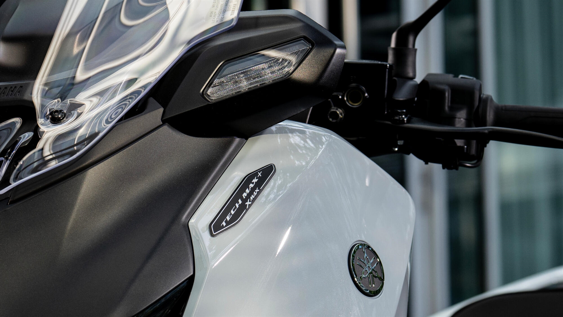 2025-Yamaha-XMAX300ASVH-EU-Detail-003-03