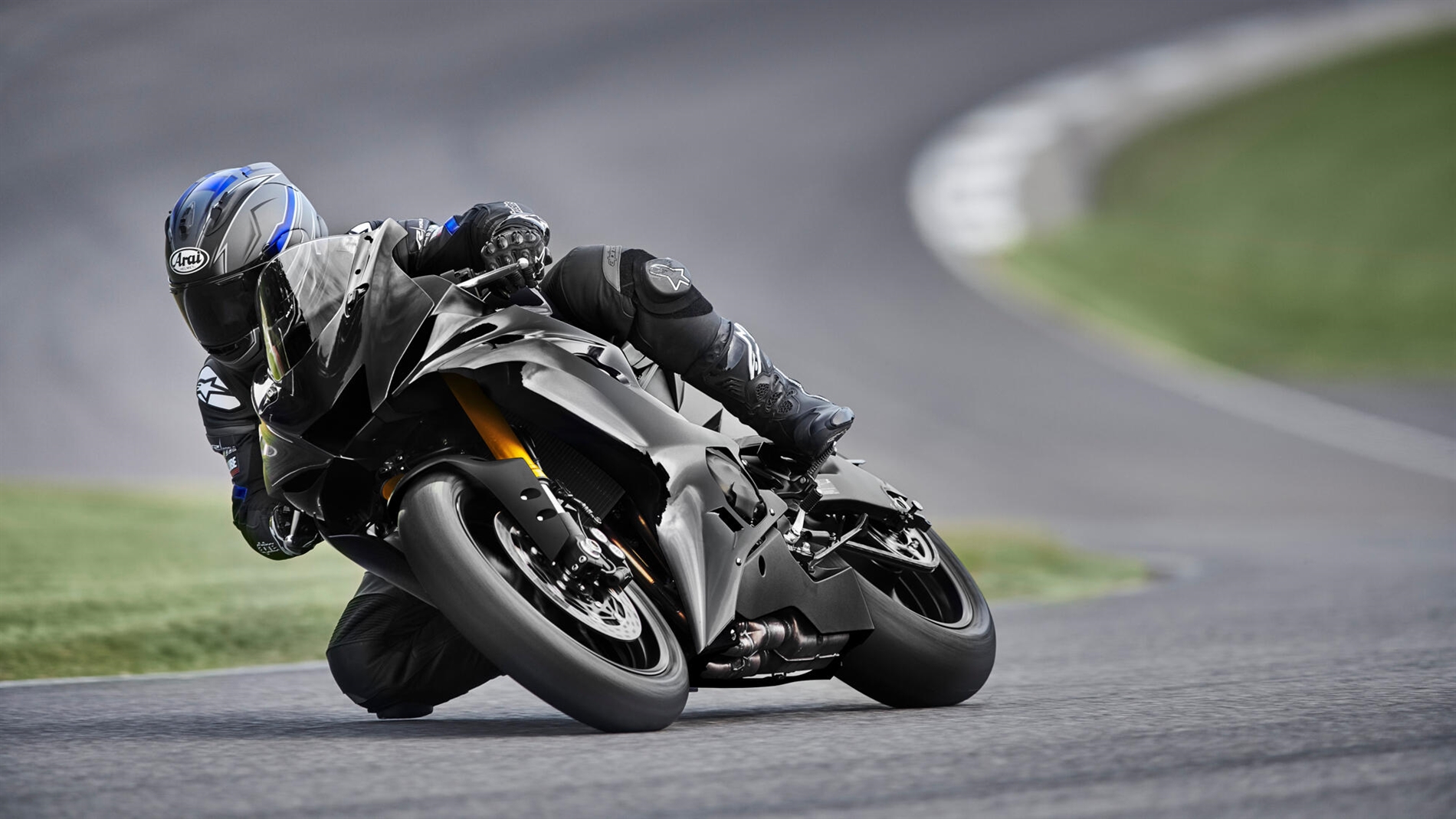 2024-Yamaha-YZF600R6RCOMP-EU-Tech_Black-Action-001-03