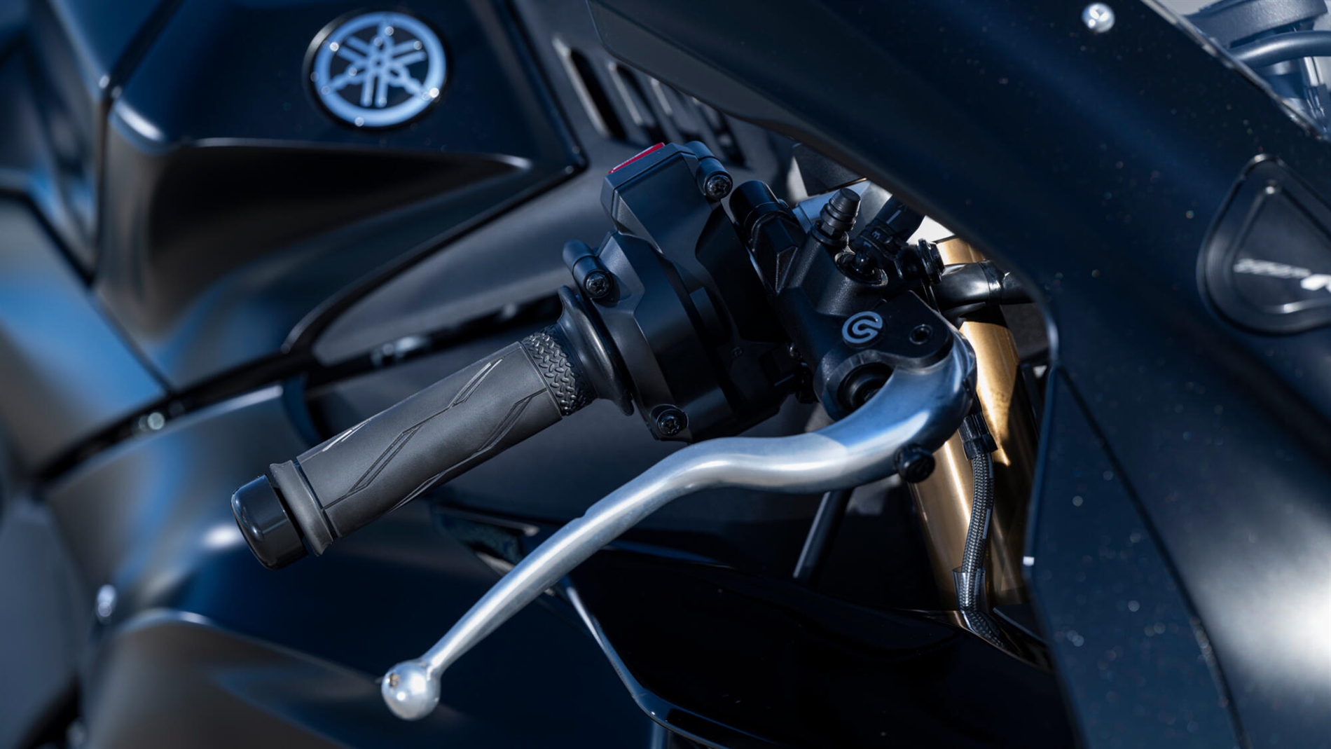 2025-Yamaha-YZF1000R1COMP-EU-Detail-008-03