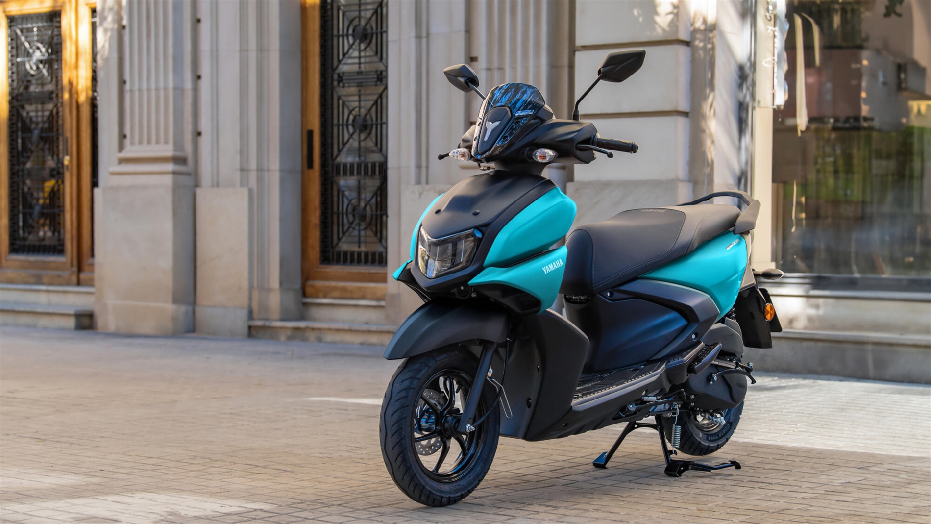 2025-Yamaha-LCG125-EU-Matt_Cyan-Static-002-03