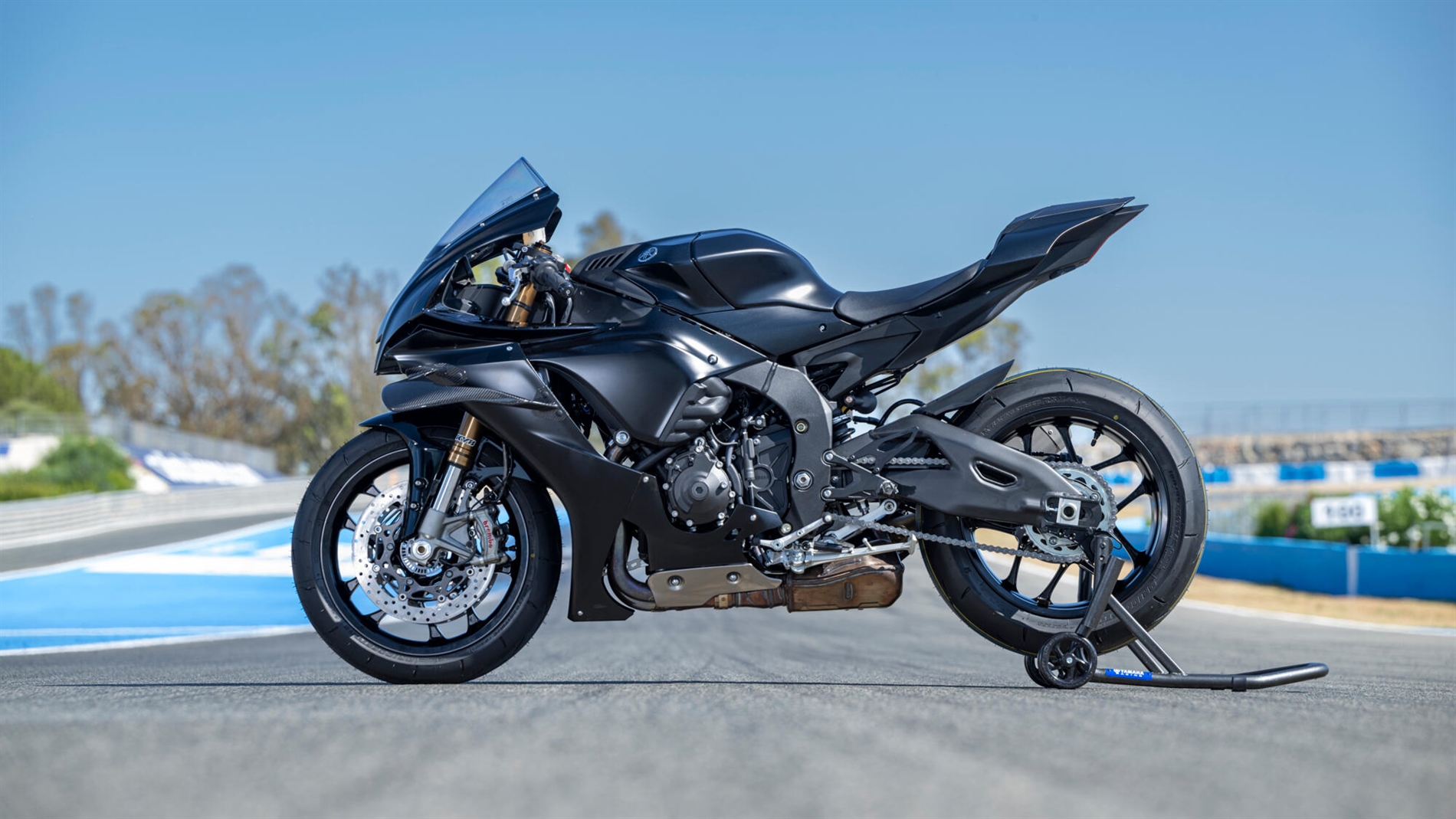 2025-Yamaha-YZF1000R1COMP-EU-Tech_Black-Static-002-03