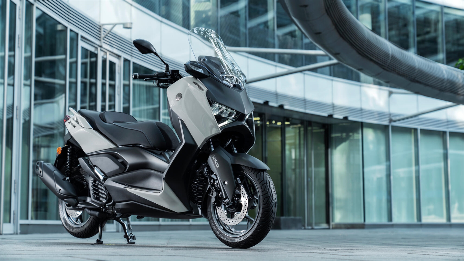 2025-Yamaha-XMAX125ASPH-EU-Ceramic_Grey-Static-003-03
