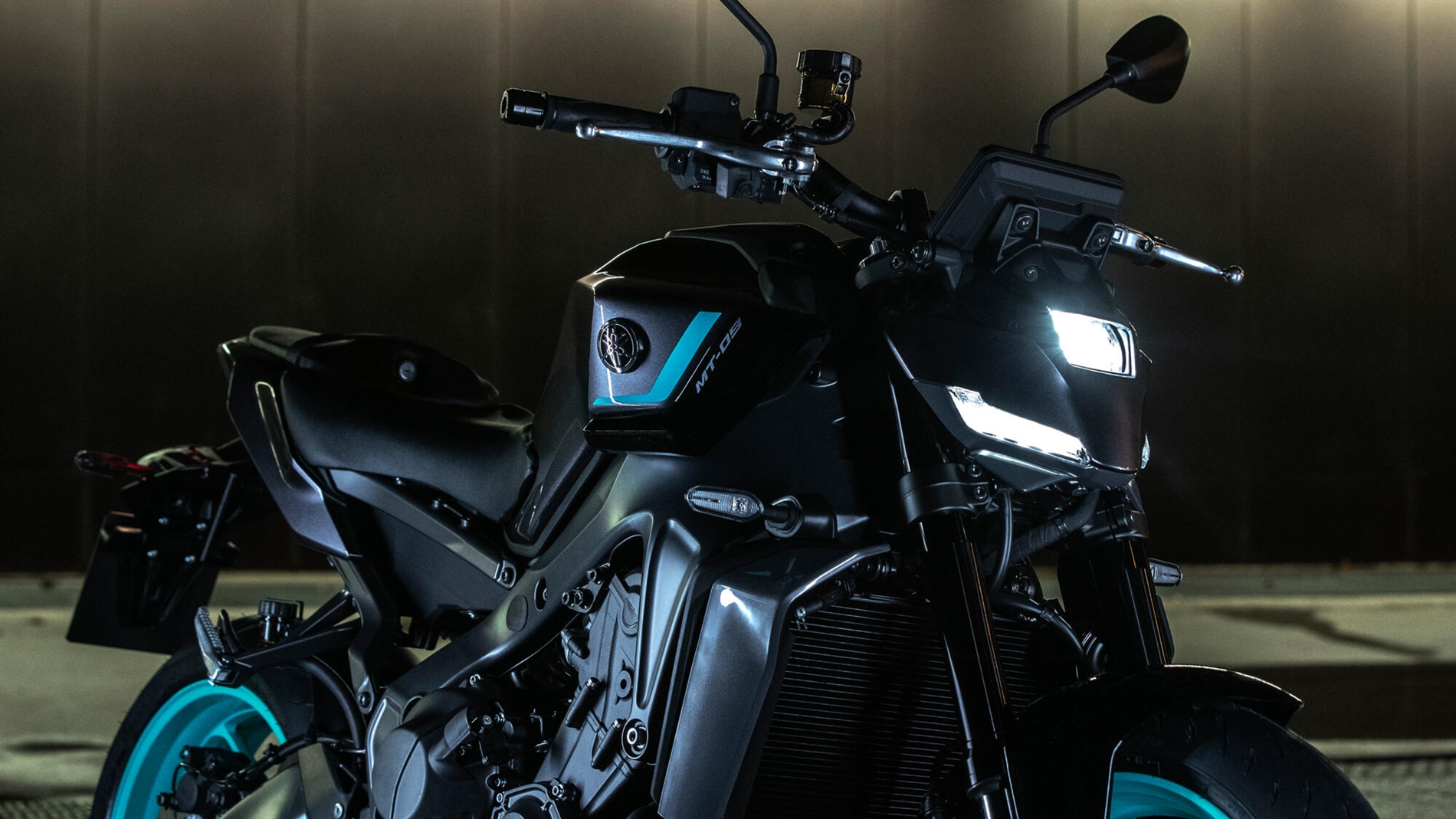 2024-Yamaha-MT09-EU-Detail-001-03