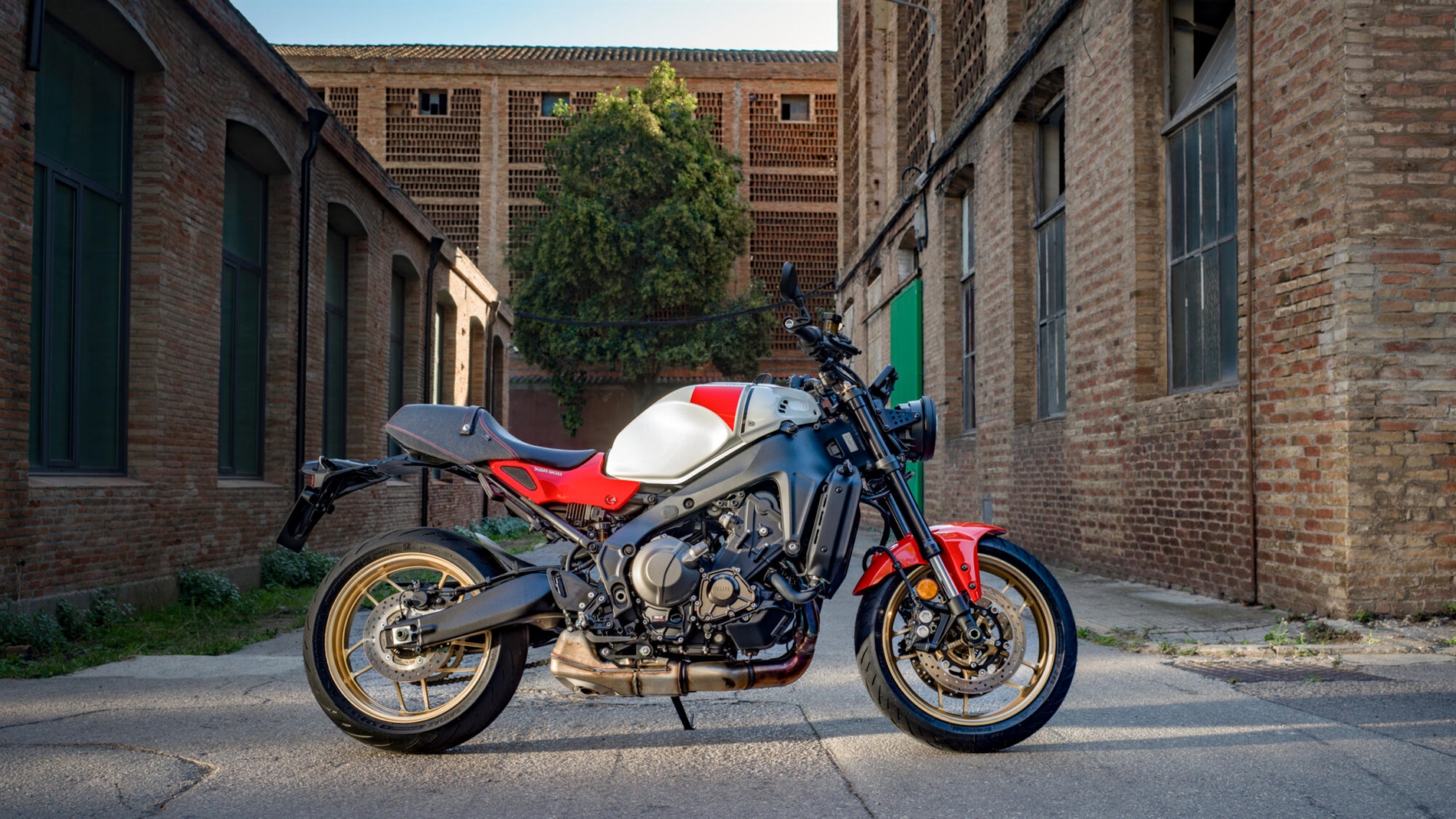 2024-Yamaha-XS850-EU-Legend_Red-Static-004-03