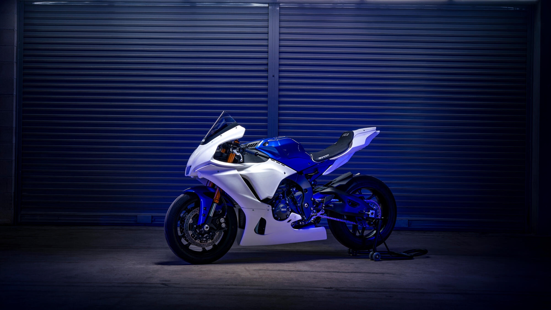 2023-Yamaha-YZF1000R1GYTR-EU-Primer_White-Static-001-03