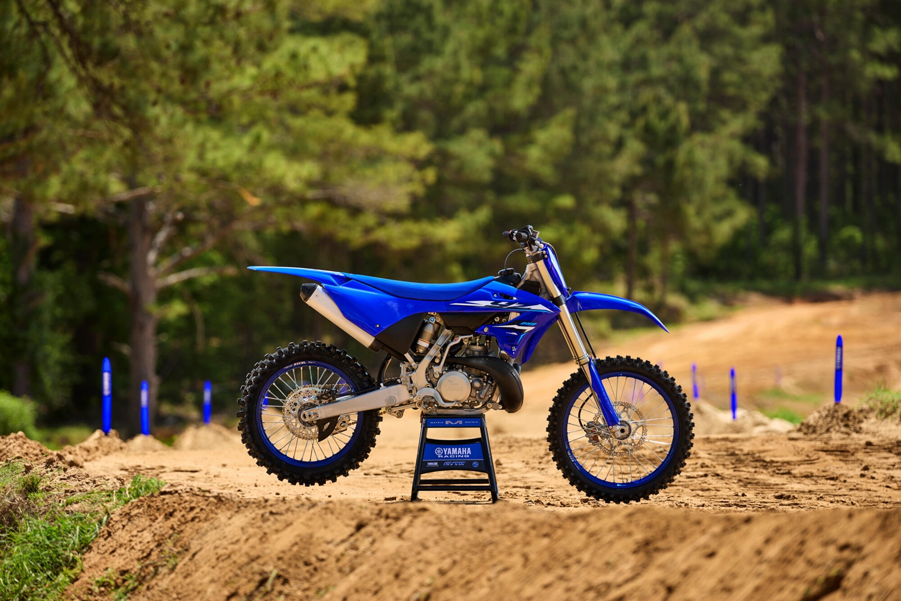 2026-Yamaha-YZ250LC-EU-Icon_Blue-Static-001-03