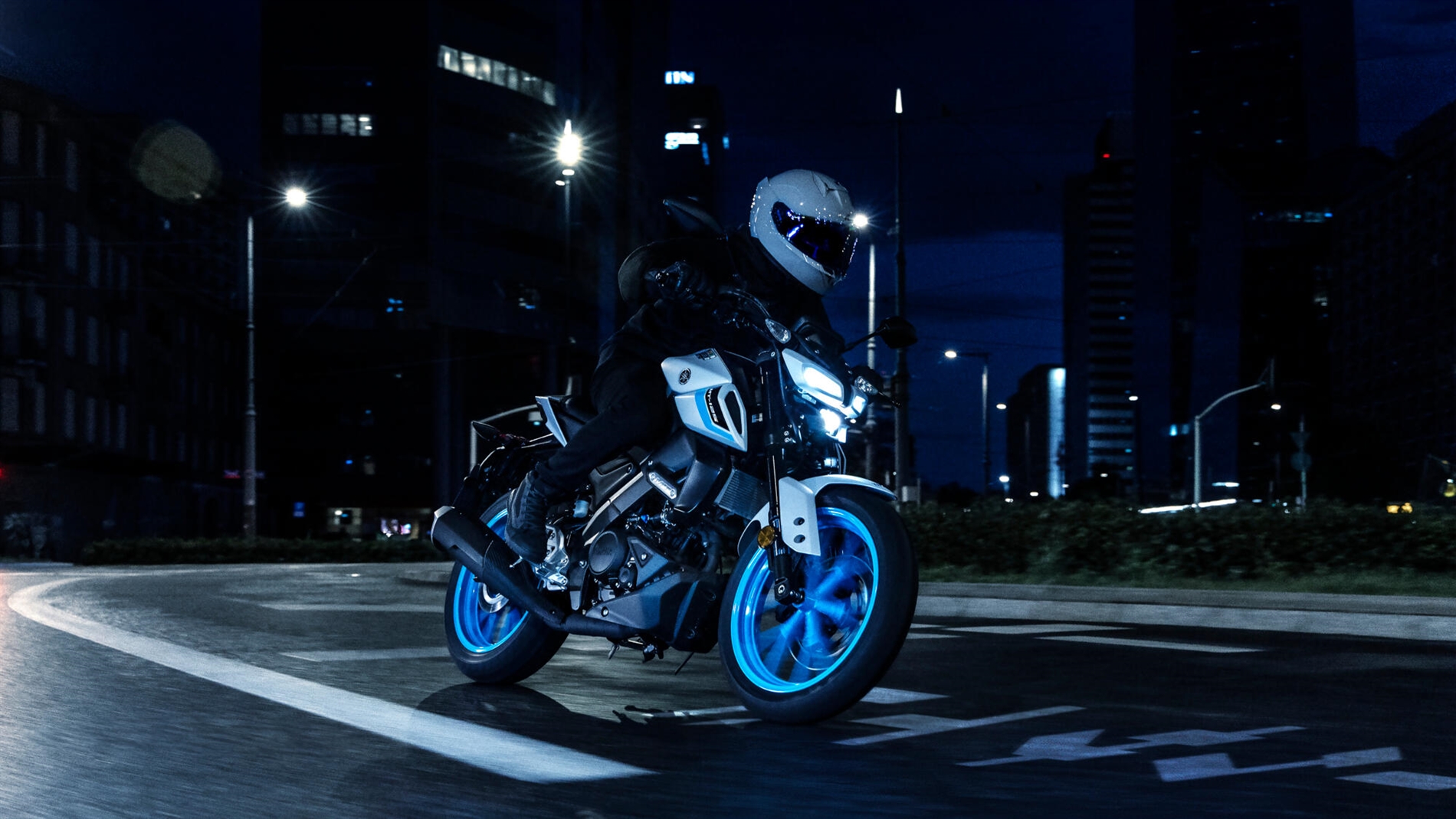 2025-Yamaha-MT125A-EU-Ice_Storm-Action-002-03_