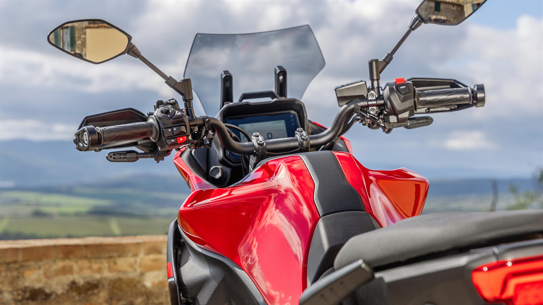 2025-Yamaha-MT07TR-EU-NA-Detail-007-03