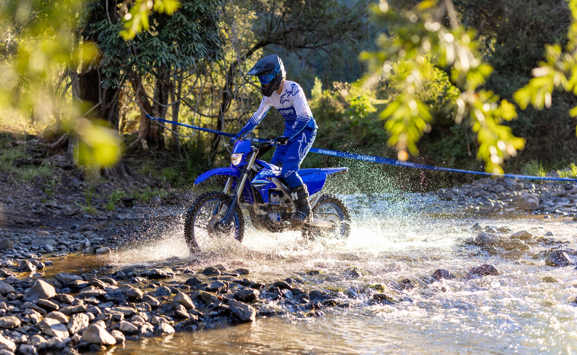 2025-Yamaha-WR250F-EU-Icon_Blue-Action-002-03