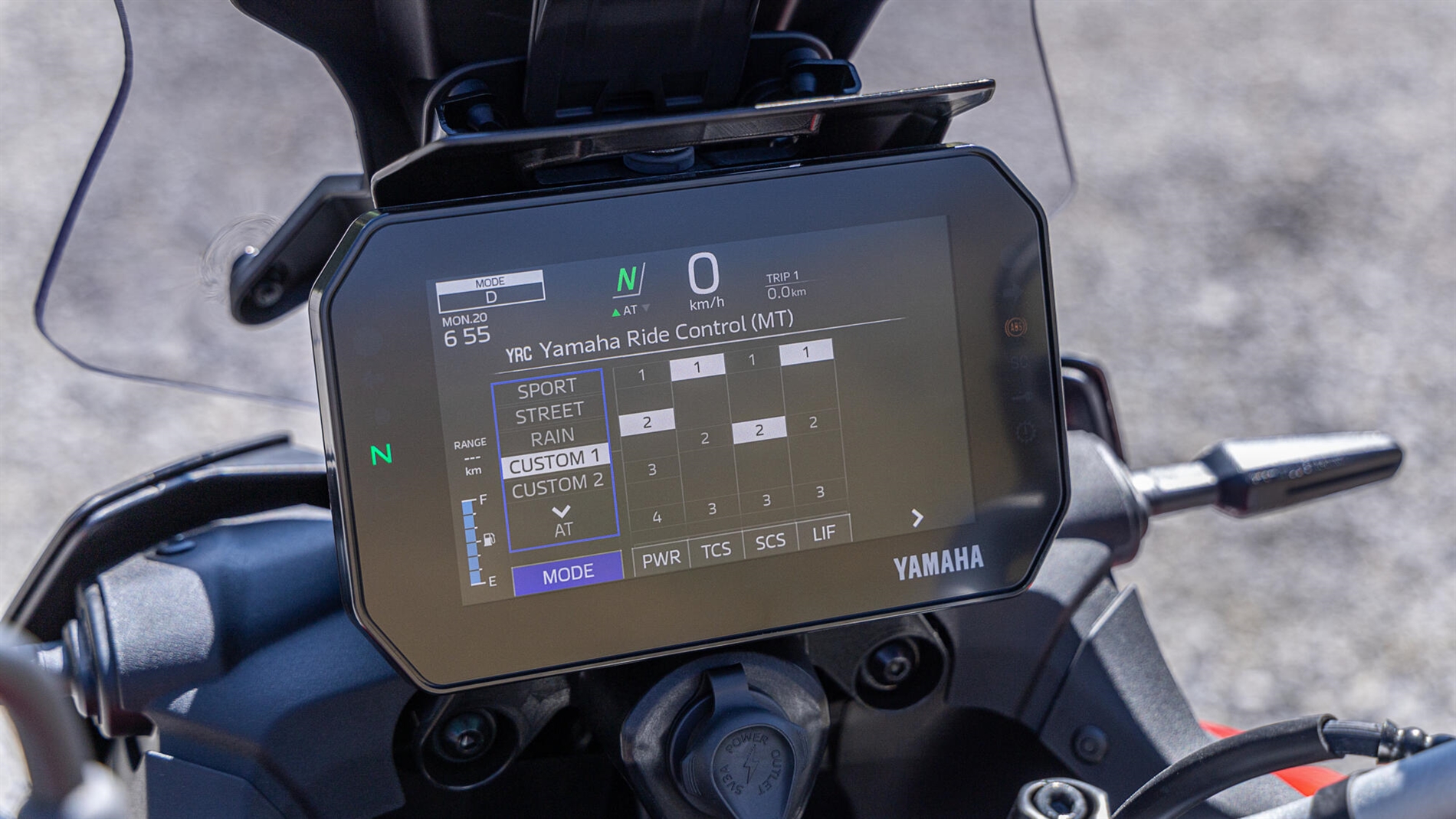 2025-Yamaha-MT09ATR-EU-Detail-005-03