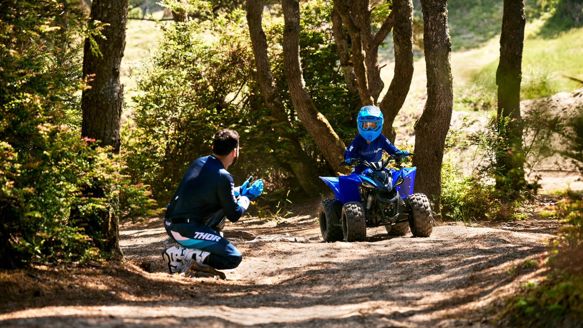 2025-Yamaha-YFZ50-25-EU-Racing_Blue-Action-003-03