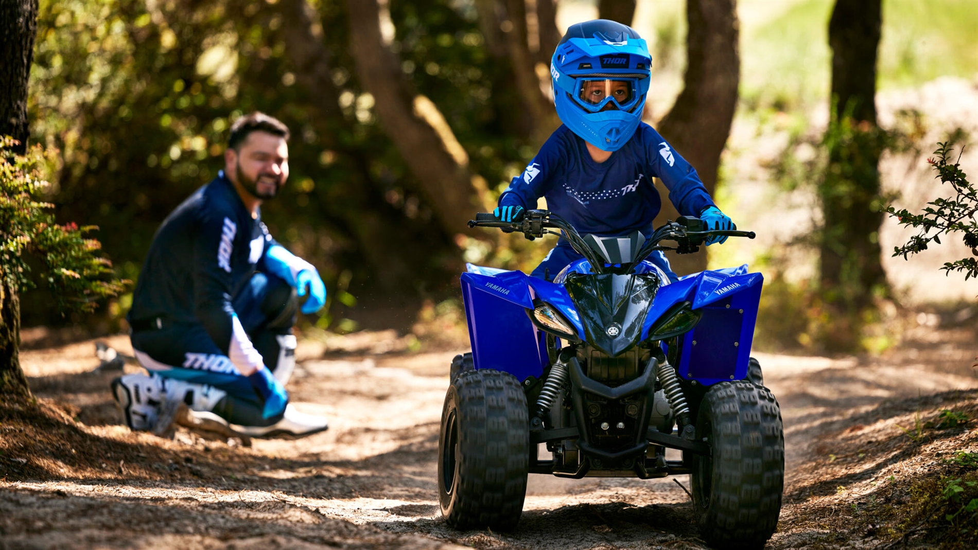 2025-Yamaha-YFZ50-25-EU-Racing_Blue-Action-006-03