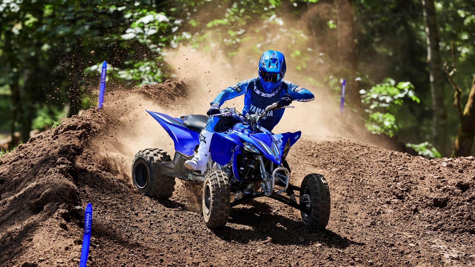 2025-Yamaha-YFZ450R-25-EU-Racing_Blue-Action-001-03