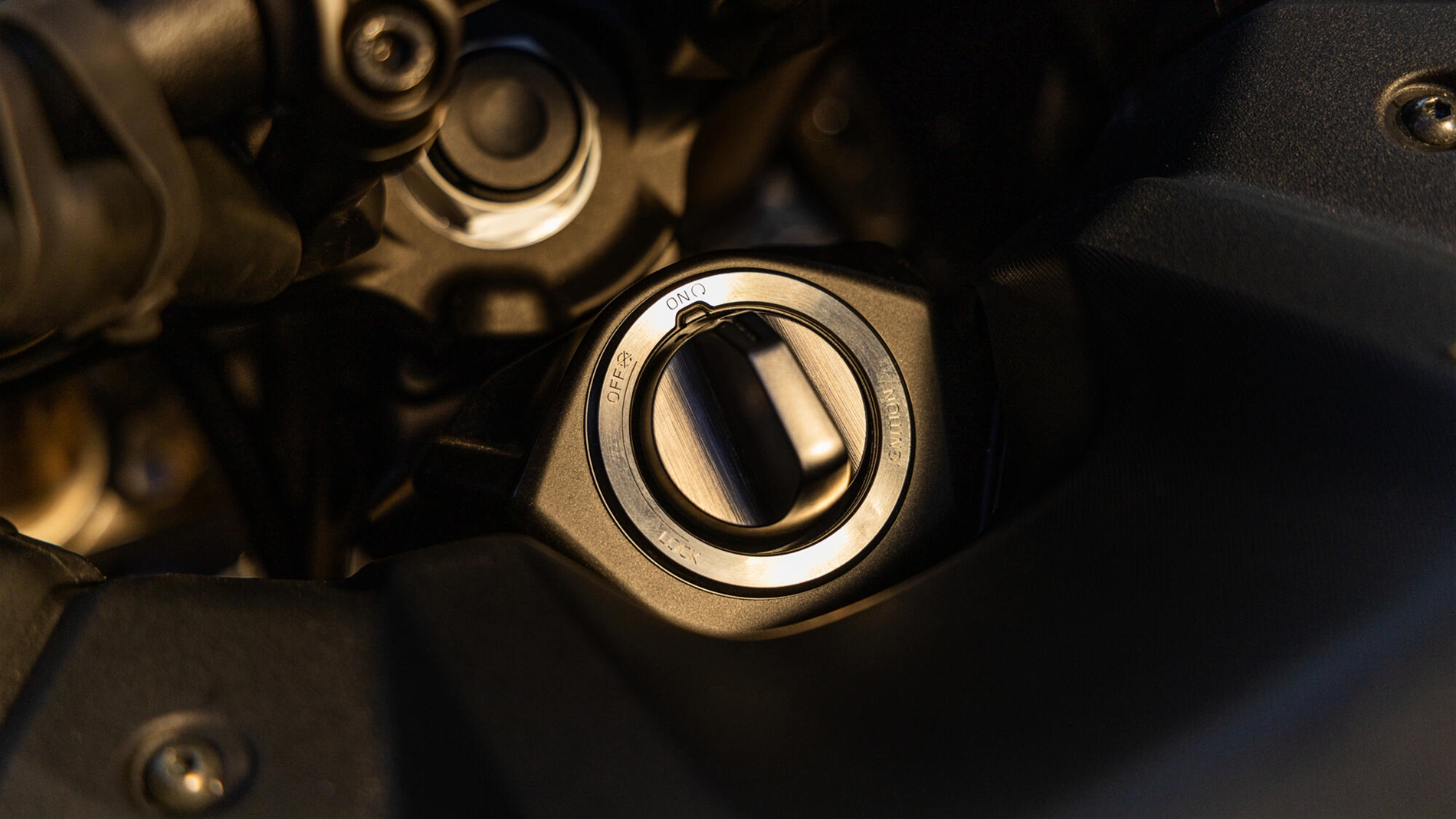 2025-Yamaha-MT09ATRDXCS-EU-Detail-008-03