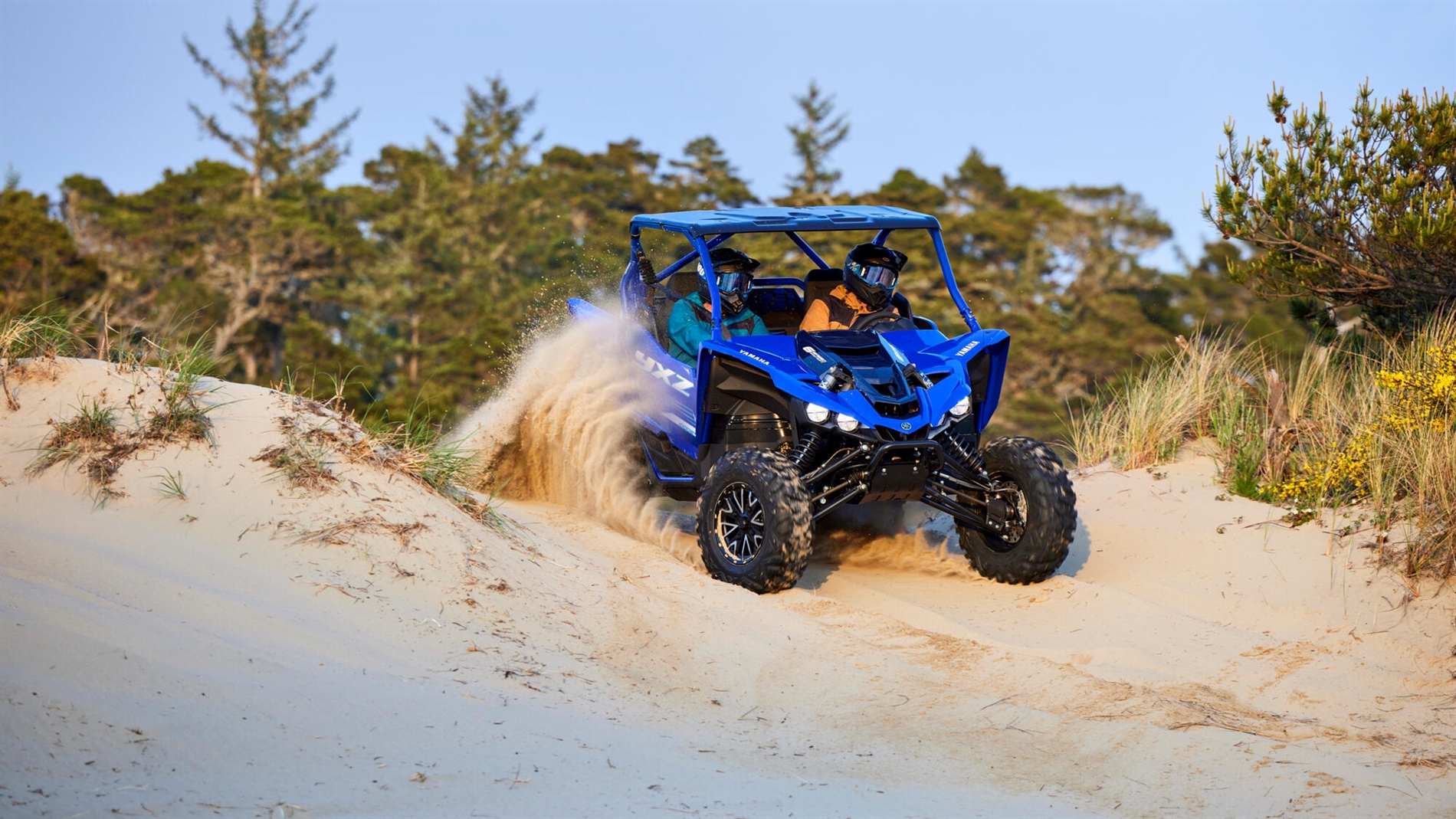 2025-Yamaha-YXZ1000ET-25-EU-Racing_Blue-Action-003-03