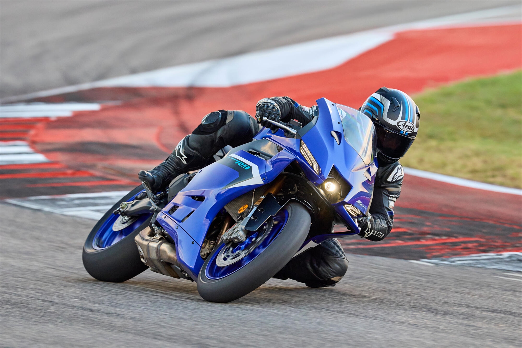 2025-Yamaha-YZF900R9-EU-Icon_Blue-Action-003-03