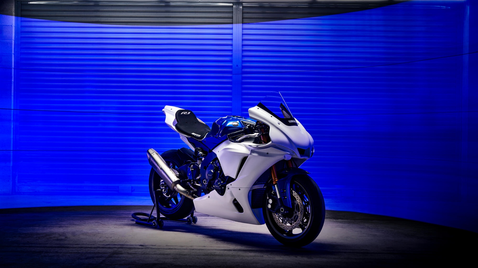 2023-Yamaha-YZF1000R1GYTR-EU-Primer_White-Static-003-03