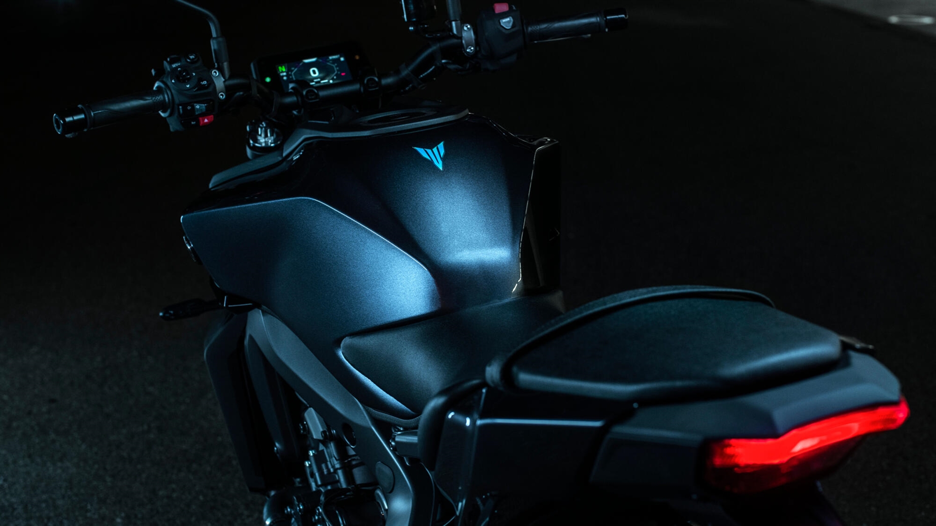 2024-Yamaha-MT09-EU-Detail-002-03