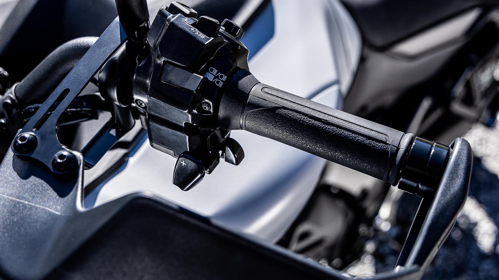 2025-Yamaha-MT09ATRDX-EU-Detail-002-03