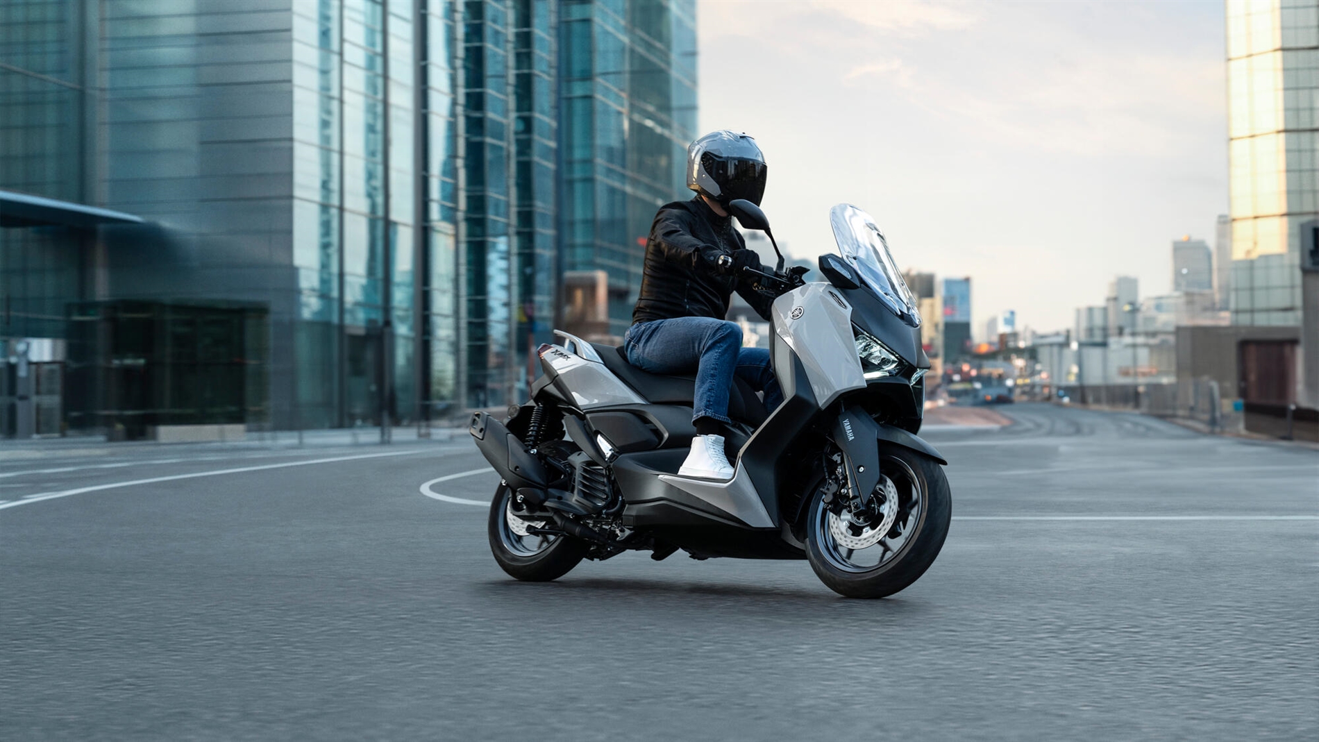 2025-Yamaha-XMAX125ASPH-EU-Ceramic_Grey-Action-003-03