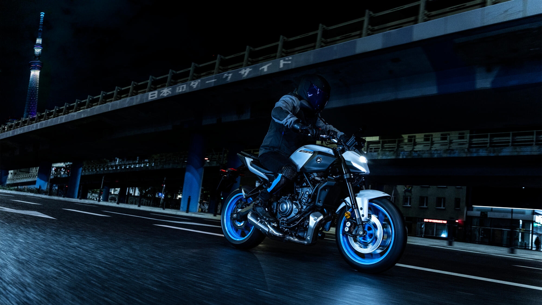 2025-Yamaha-MT07A-EU-Ice_Storm-Action-001-03