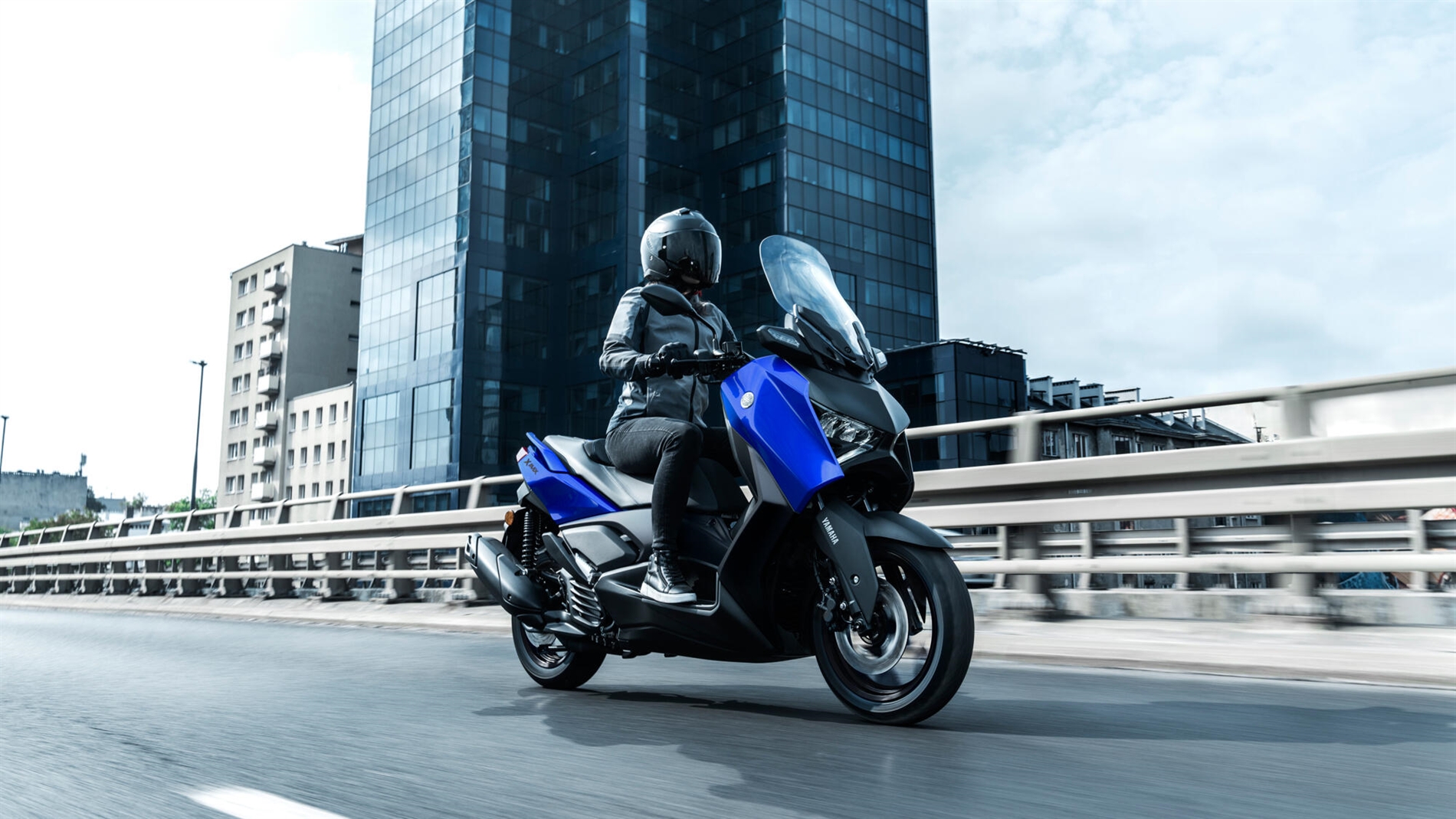 2026-Yamaha-XMAX125A-EU-Icon_Blue-Action-003-03