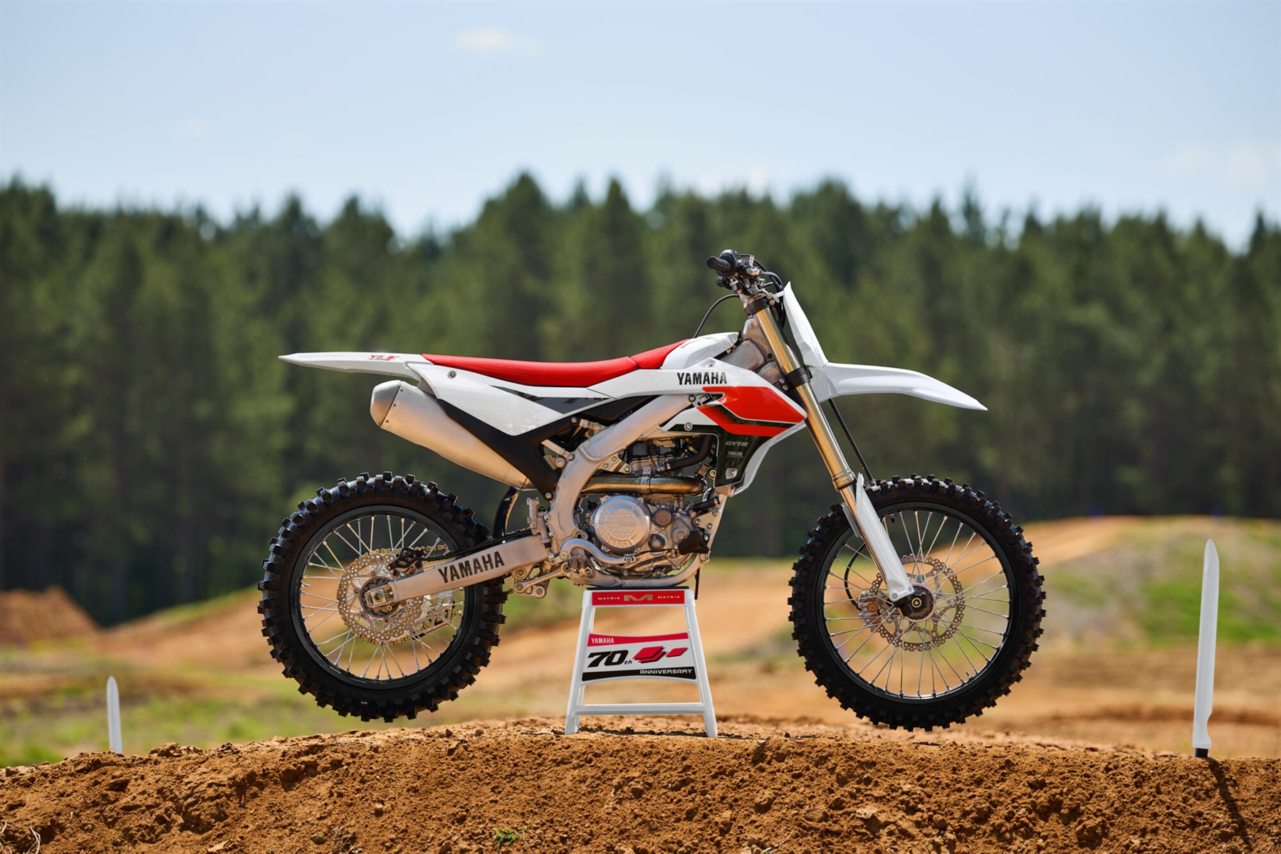 2026-Yamaha-YZ450FSV-EU-Anniversary_White-Static-001-03