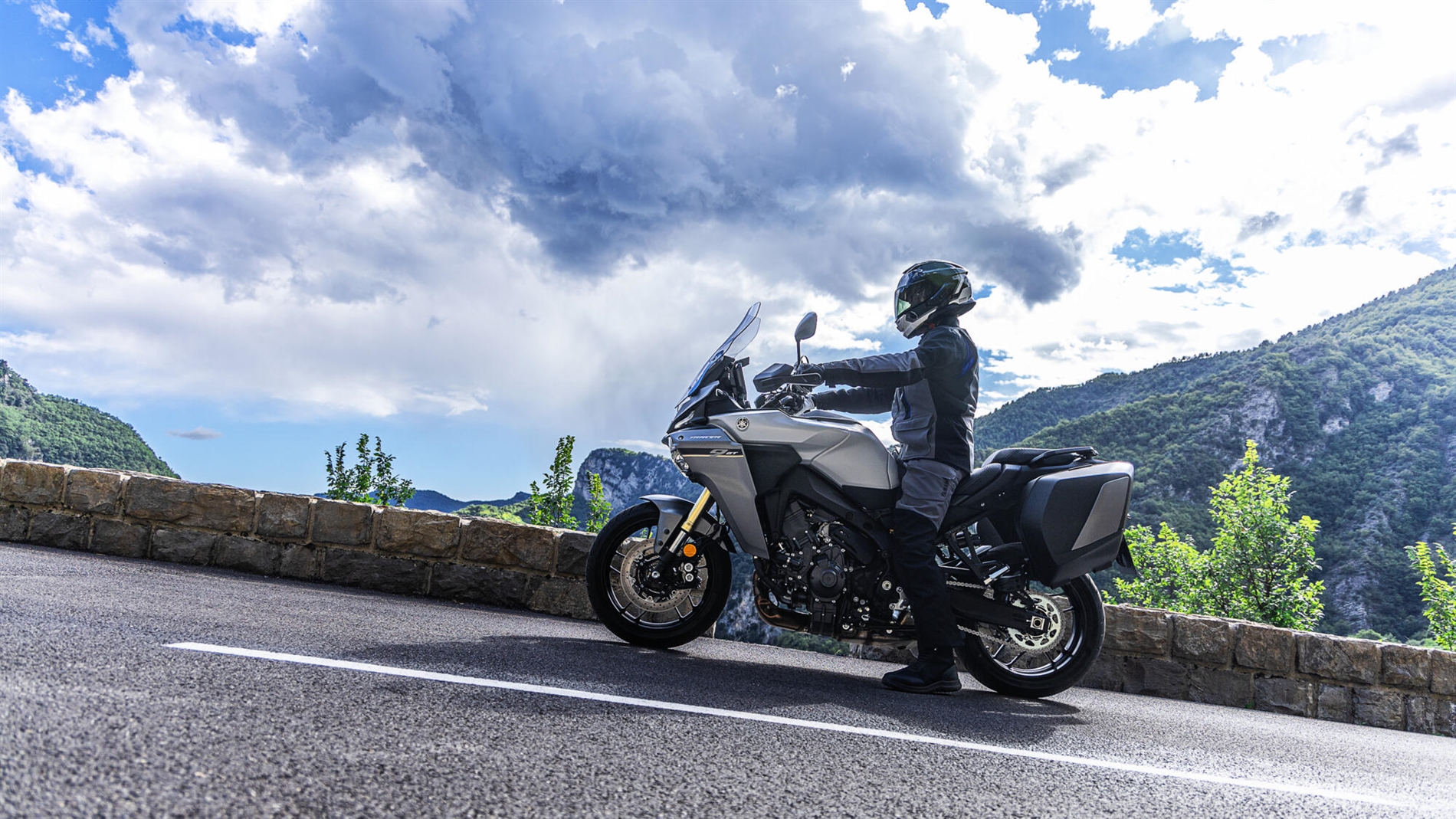 2025-Yamaha-MT09ATRDX-EU-Detail-003-03